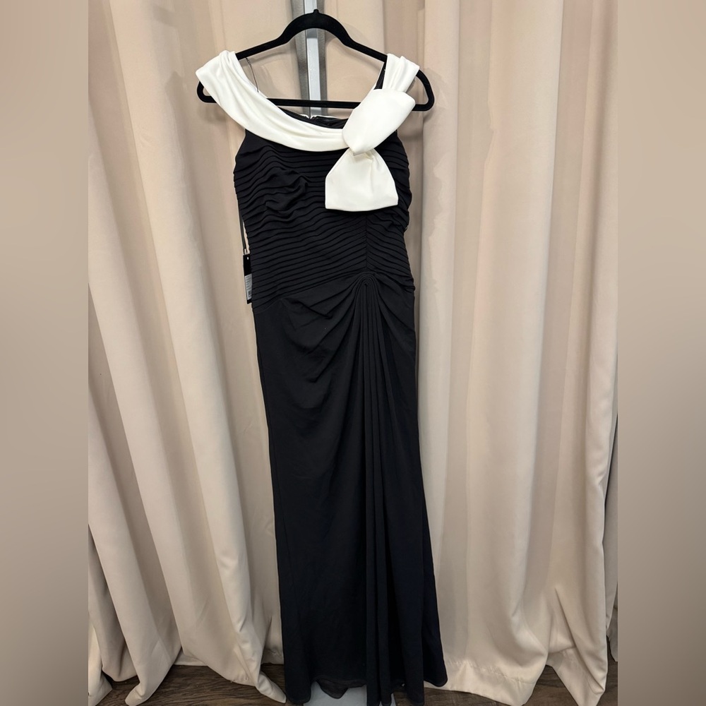 Tadashi Shoji
Bow Detail Colorblock Gown - Picture 7 of 11